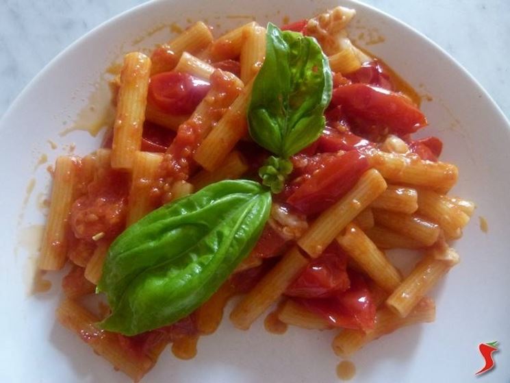 pasta con pomodoro e mozzarella