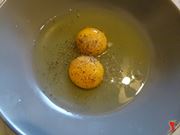rompere le uova in un piatto e aggiungere sale e pepe