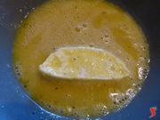immergere la mozzarella nelle uova