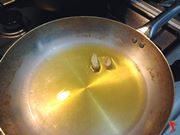 preparo aglio olio e peperoncino