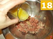 Iniziate a unire gli ingredienti