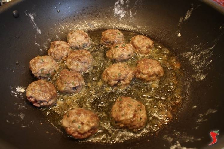 cuocere le polpette nell'olio