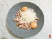tonno, uova, sale e parmigiano