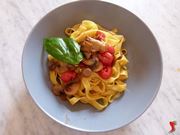 servire le tagliatelle con i funghi