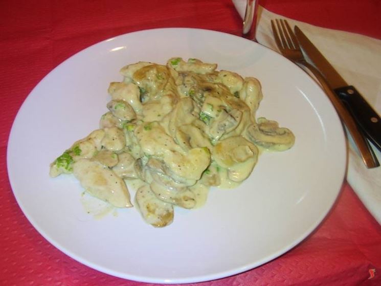 I petti di pollo panna e funghi