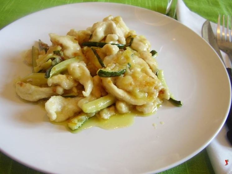 straccetti di petto di pollo alle zucchine