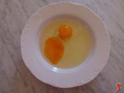 versare le uova in un piatto