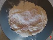 distrubuire la farina su tutta la carne