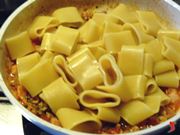 termino la cottura della pasta con il sugo