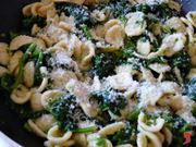 ripasso le orecchiette nella padella insieme ai broccoli e il formaggio