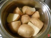 riporre le patate in una pentola con acqua