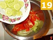 Continuate a preparare l'insalata