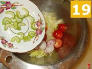 Continuare a preparare l'insalata