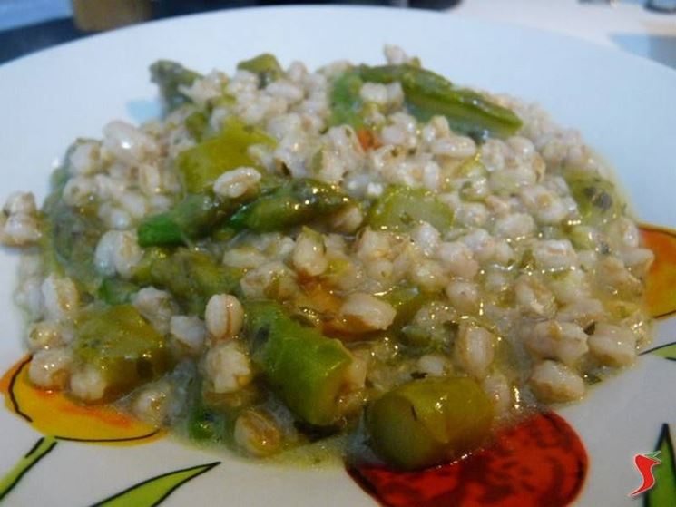 zuppa di farro e asparagi