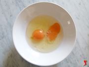 uova aperte in un piatto con un pizzico di sale