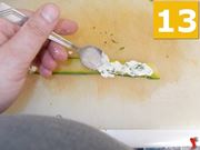 Preparare le fette di zucchina ripiene