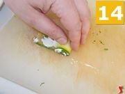 Preparare le fette di zucchina ripiene